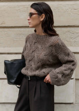 Afbeelding in Gallery-weergave laden, Club L'Avenir Knit Sweater