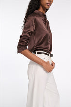 Afbeelding in Gallery-weergave laden, Dorothee Schumacher | Blouse Silk Dark Brown
