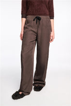 Afbeelding in Gallery-weergave laden, Dorothee Schumacher | Nylon Pants Dark Brown
