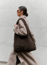 Afbeelding in Gallery-weergave laden, Club L&#39;Avenir | Amo Teddy Bag Fudge
