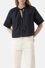 Afbeelding in Gallery-weergave laden, Closed | Cropped Top
