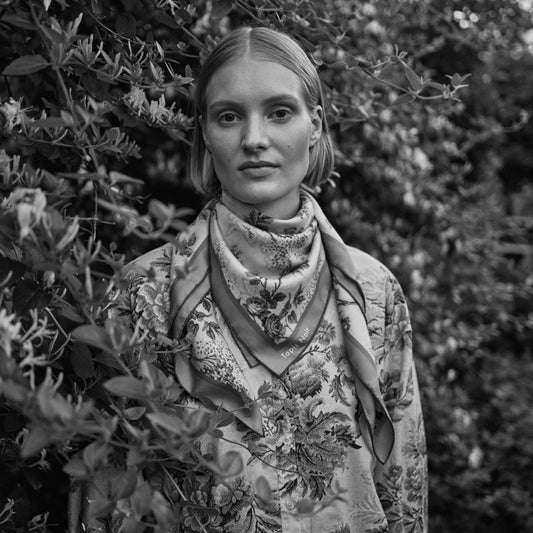 Tapis Noir | Classical Blue Flower Stripe Scarf Blue