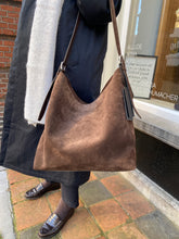 Afbeelding in Gallery-weergave laden, Arma | Suede Bag Dark Brown
